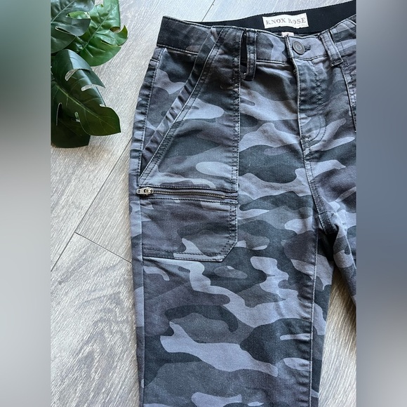 Knox Rose Camo Mid-Rise Utility Ankle Pants with Zip Ankle Detail. Size 2 - Picture 6 of 14